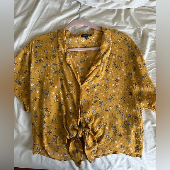 Cropped button up floral blouse. - Picture 1 of 4